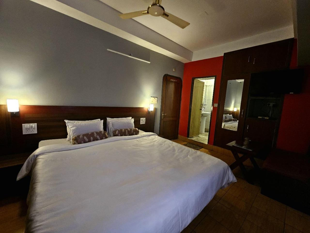 Hotel Vishal Силигури Экстерьер фото